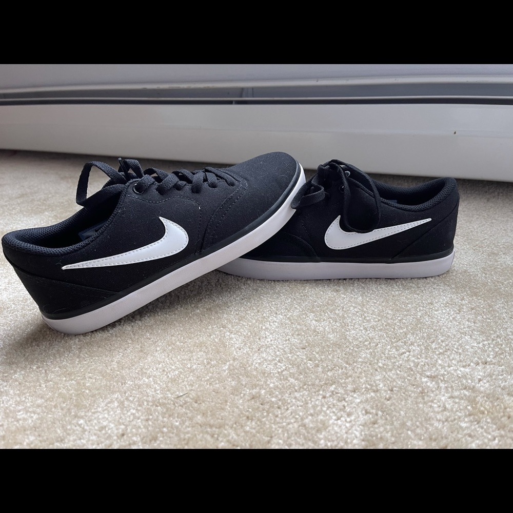 NIKE low sneakers